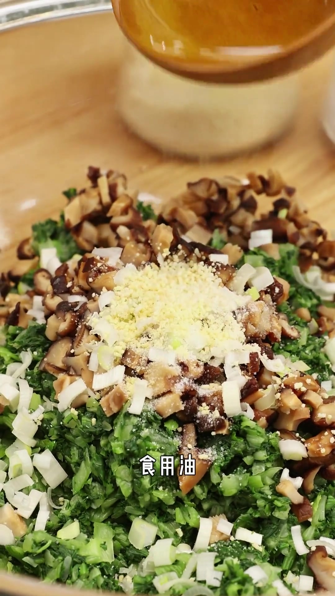 比肉都好吃的香菇素菜包，蒸完后颜色还是一样的翠绿