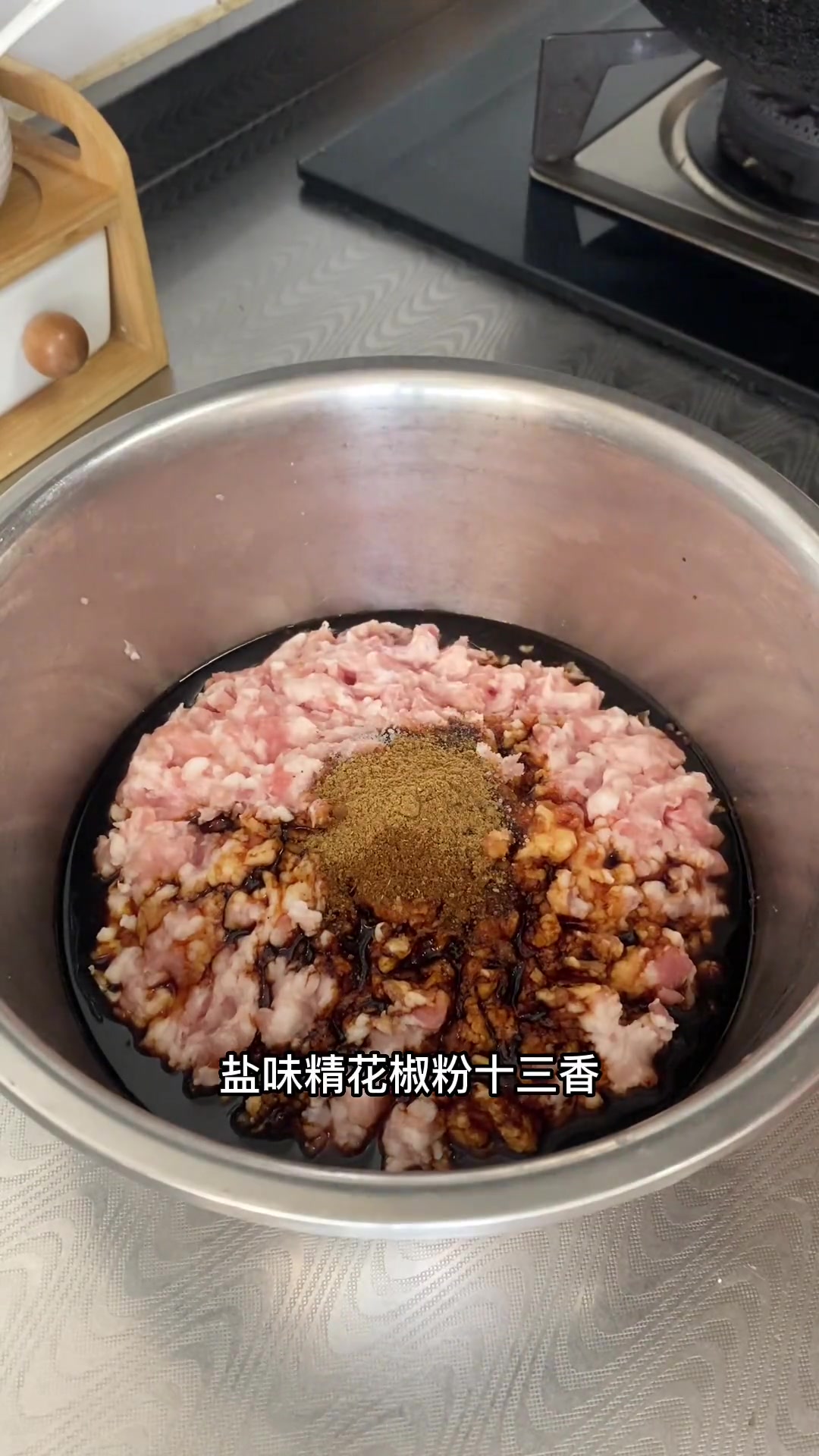 又是一年吃槐花的季节，槐花饺子陷这样调，给包子都不换