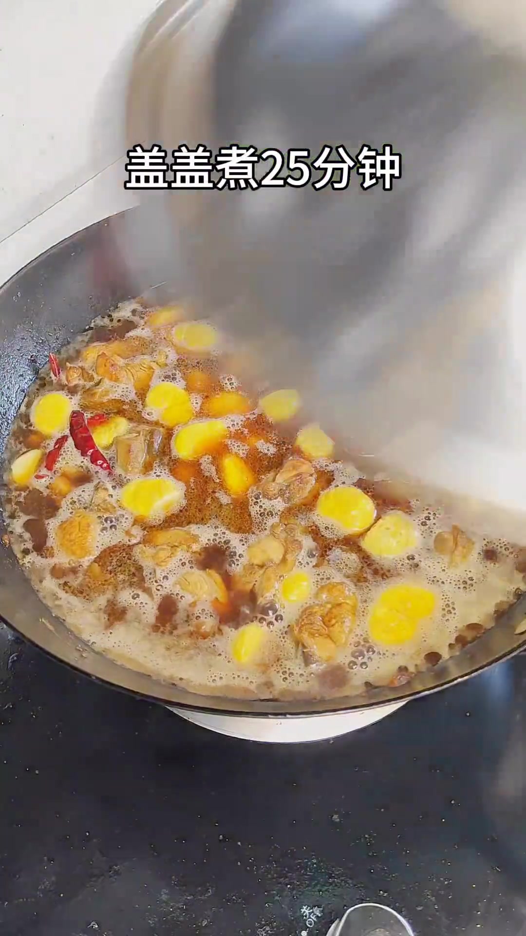 秋天正是吃板栗的季节,搭配点新鲜的鸡肉做一个板栗烧鸡,软糯鲜香真的太好吃了