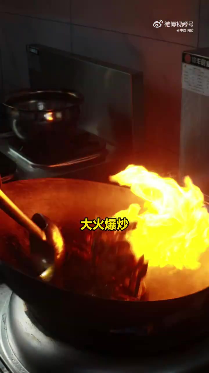 「真香警告！这道香辣虾尾好吃到跺jiojio」陕西消防 “蓝朋友”做的这道香辣虾尾太绝了！