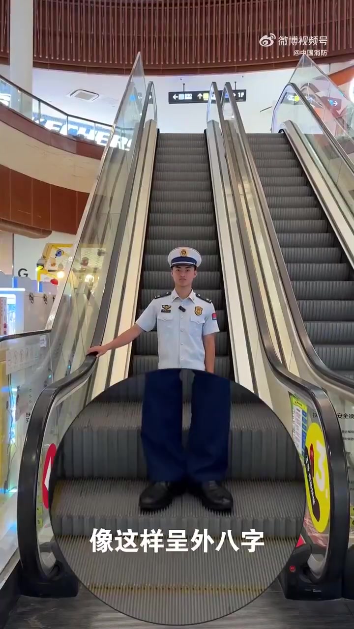 夏天穿洞洞鞋虽凉快,但乘自动扶梯时必须要小心!“蓝朋友”给小伙伴们划重点:这鞋软乎宽大,鞋