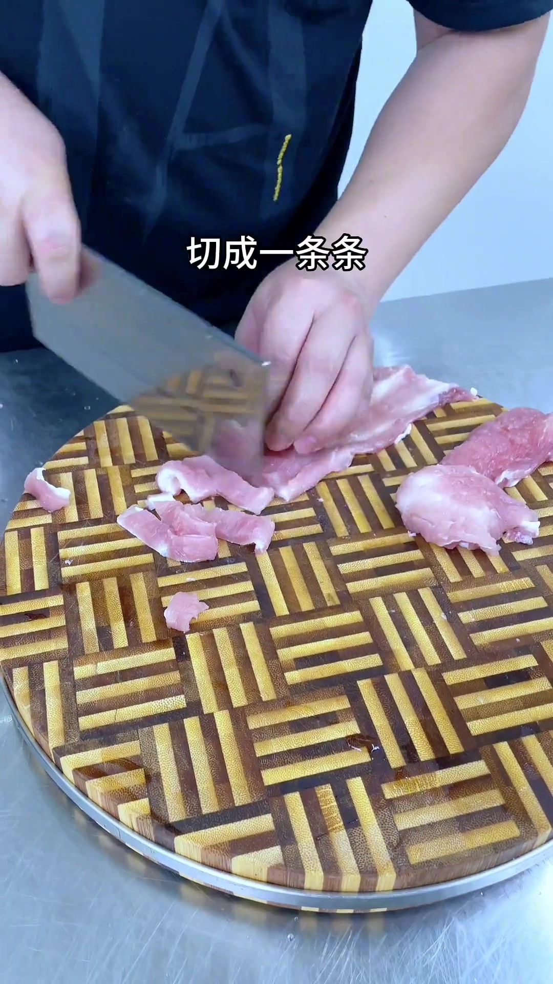 黑木耳香葱炒板筋，木耳脆爽，猪板筋口感好，这样搭配，非常好吃，老人常吃木耳非常不错！