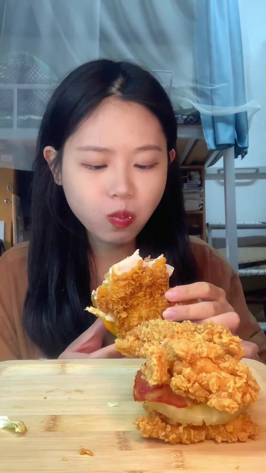 尝尝两种口味的肉霸堡！