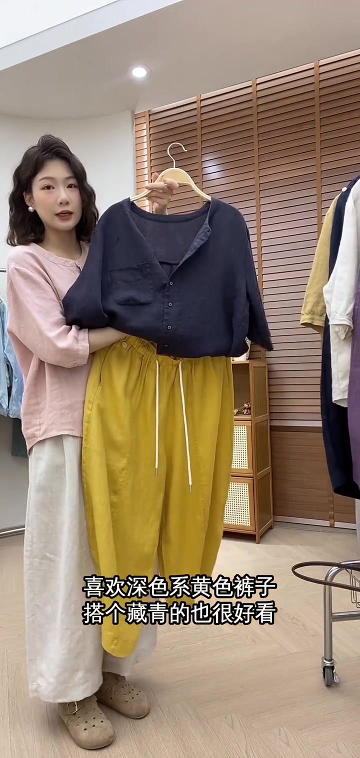 直播间推荐:粉色上衣搭配黄色裤子,夏日时尚穿搭