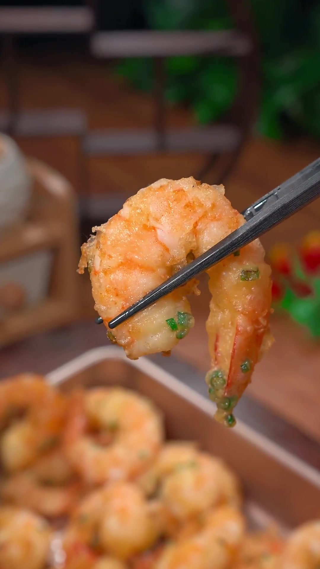 家里有孩子不喜欢吃大虾的，你就像我这样做一盘炸大虾，外酥里嫩，太香太好吃了