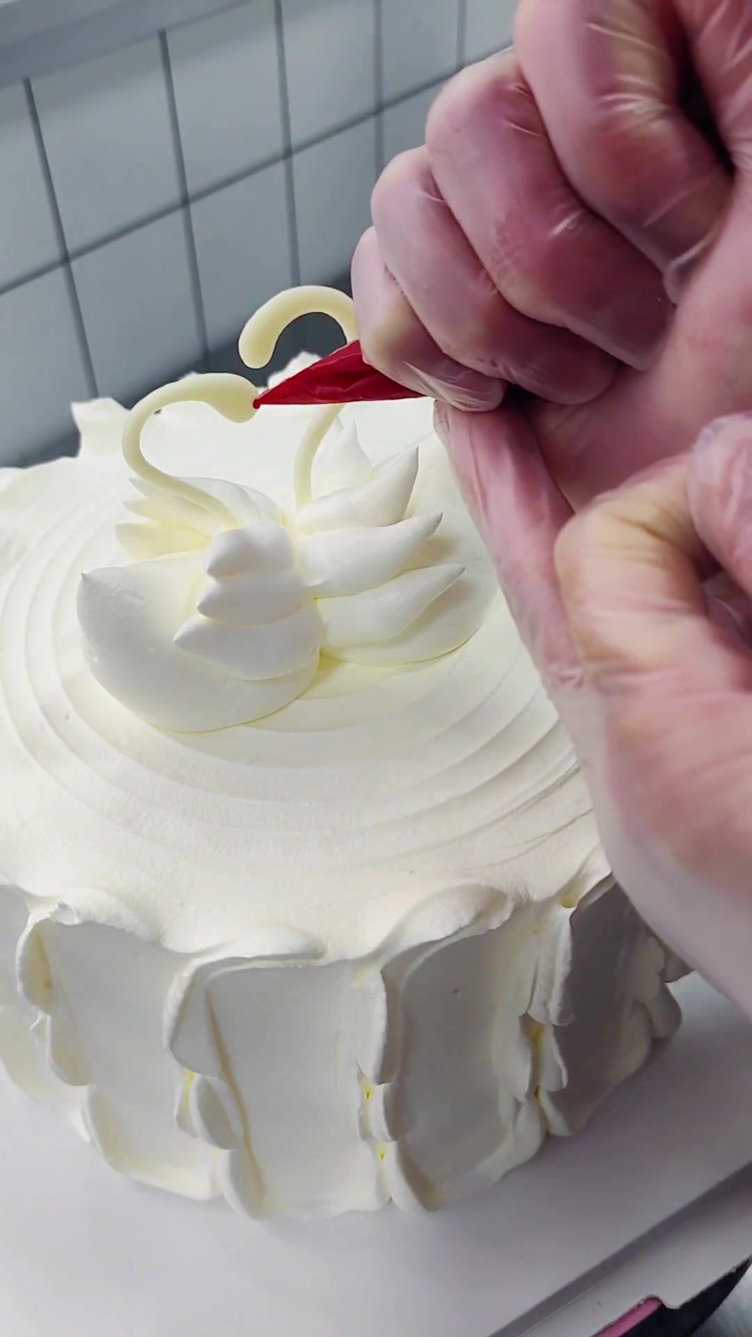 明天就是七夕情人节了，分享一款好看的情人节蛋糕给大家哦！我就学他们放一根蜡烛了在上面了，做