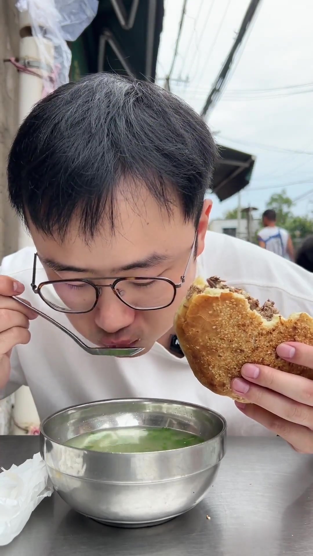 开封牛羊肉烧饼夹肉，洒满孜然三分肥七分瘦香的很！