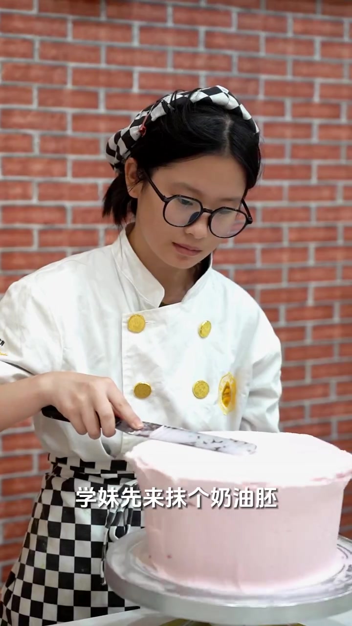 大海蛋糕来啦！学姐和学妹做的，你更喜欢谁的？