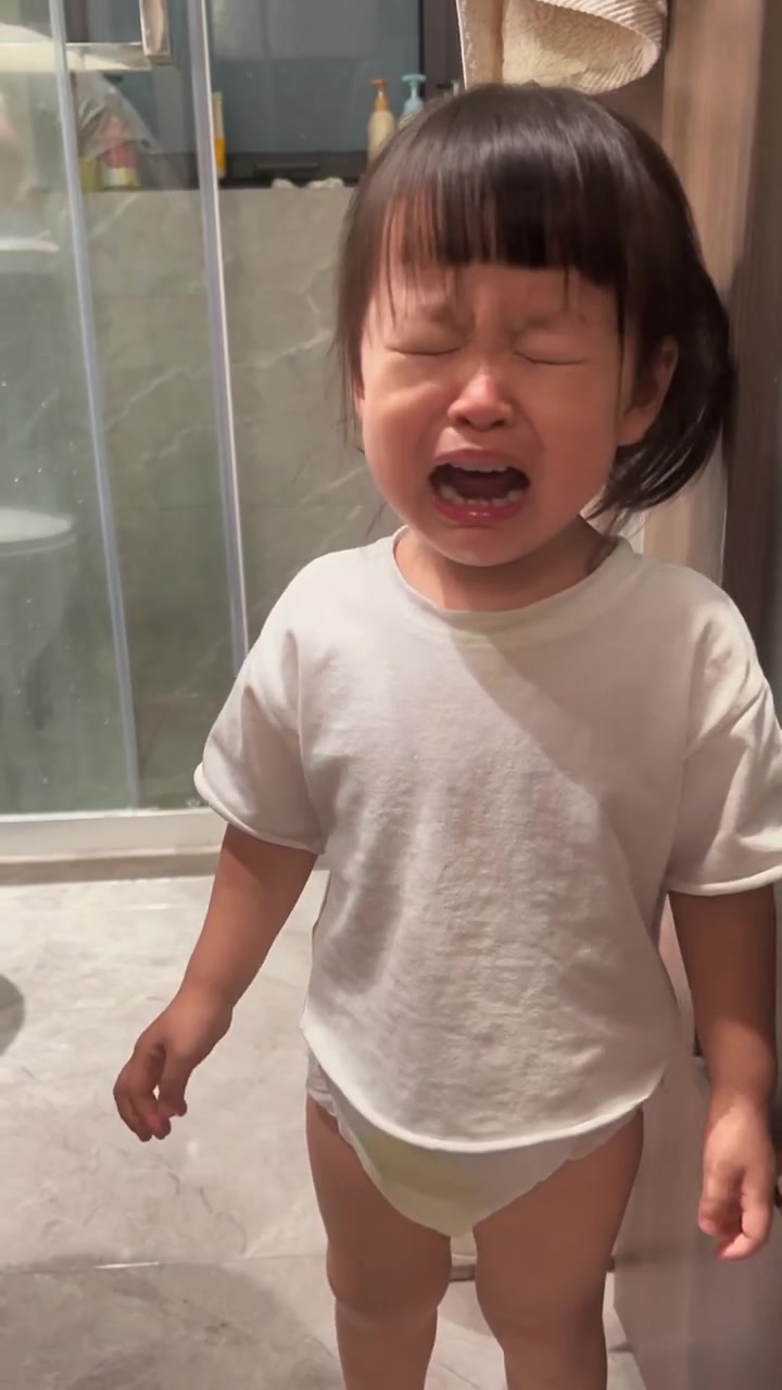 都说生了女儿就是生了个酒坛子,我怎么感觉是生了酒耗子!摔杯子……干嚎……一气合成,这么小的