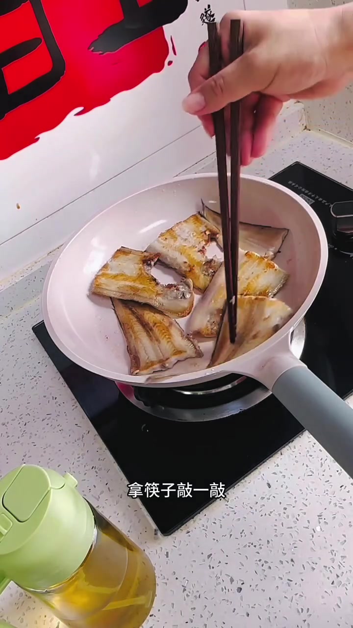 煎的两面金黄的踏板鱼外酥里嫩，一口一个不吱声！