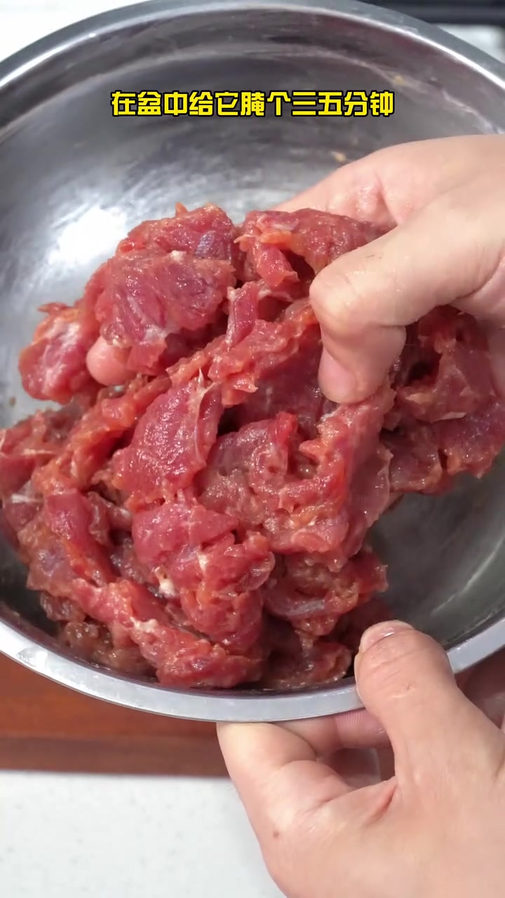 试试这个香菜拌牛肉,做法详细不踩坑