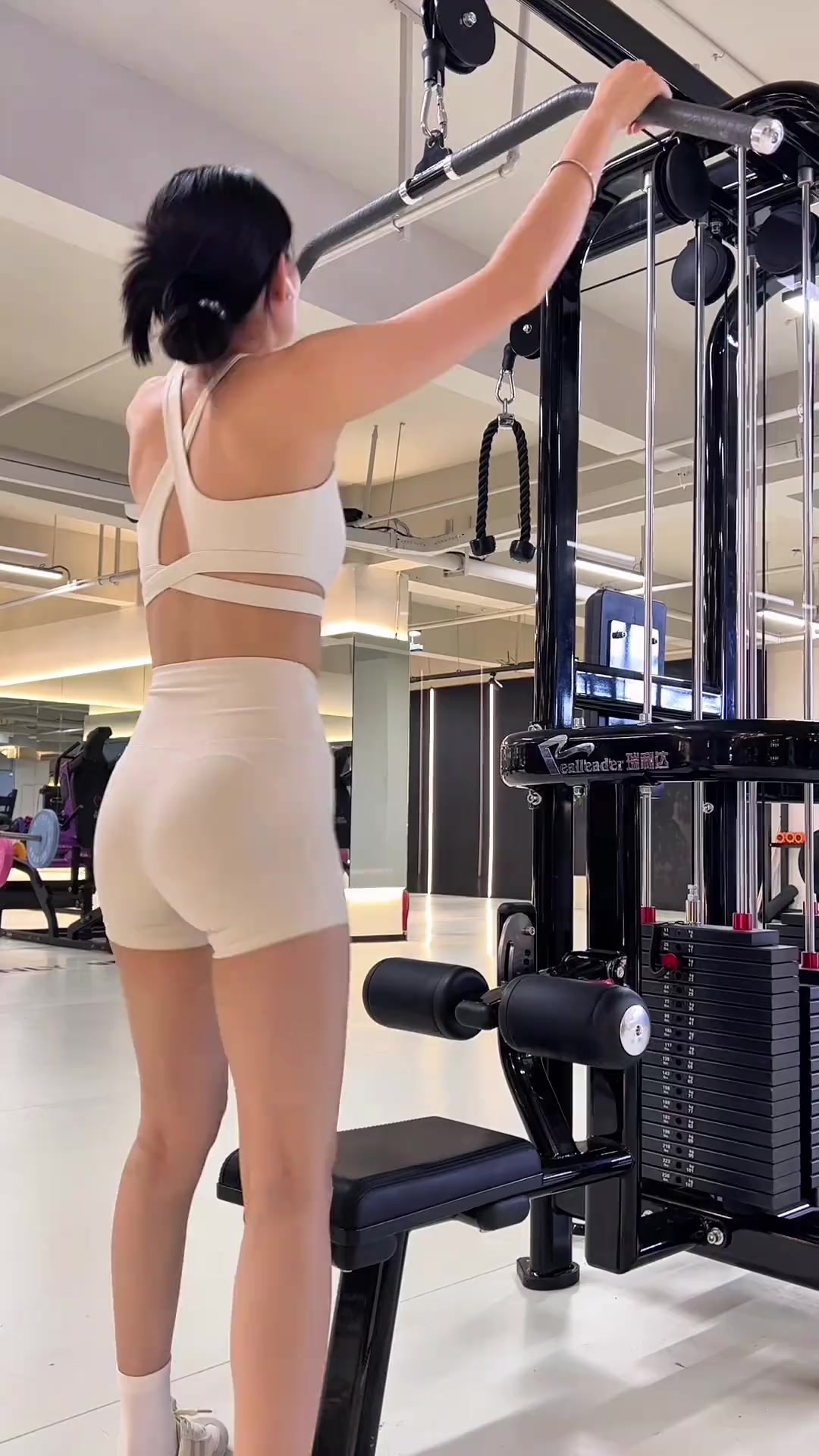 女生第一次去健身房，私教级上肢器械训练教程核心原则：轻重量学习动作→感受肌肉发力→安全第一