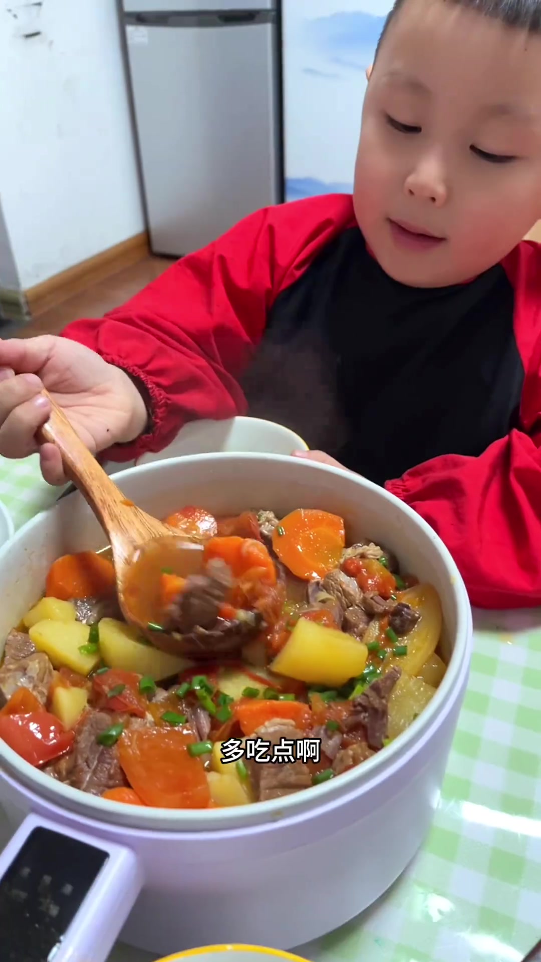 幼儿园弟弟给姐姐做饭，番茄土豆炖牛肉