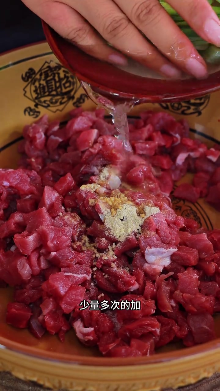 一道双椒牛肉就做好了,香辣入味太好吃了,喜欢你也做起来吧
