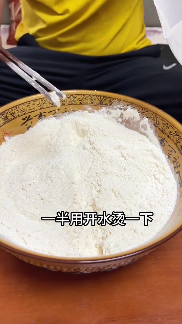 看我们今天做的这个煎饺，冰花太漂亮了，做法很简单，跟着一起来做吧