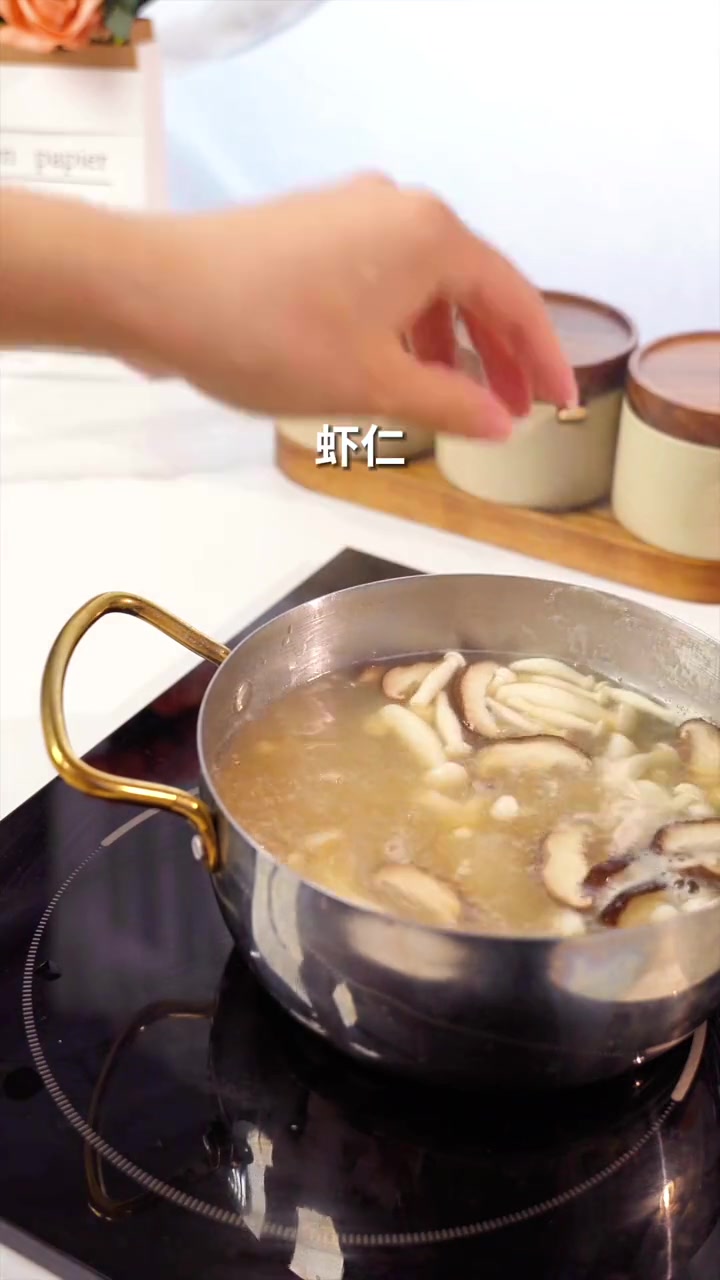 公主请喝汤!冬天来上这么一碗暖fufu的豆腐菌菇鲜虾汤,既能暖胃,又养肤,真不戳~