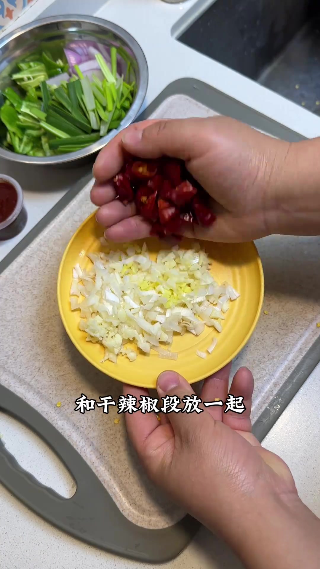 今天教你们做酸辣炒宽粉