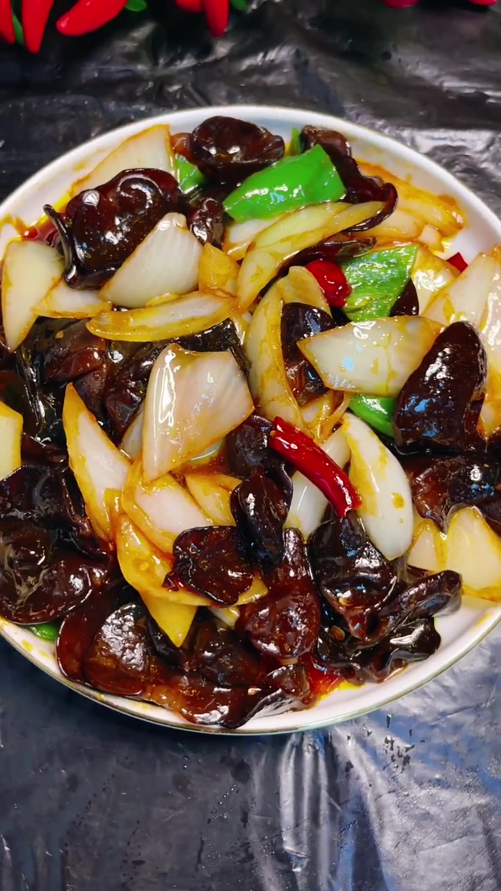 圆葱炒木耳好吃