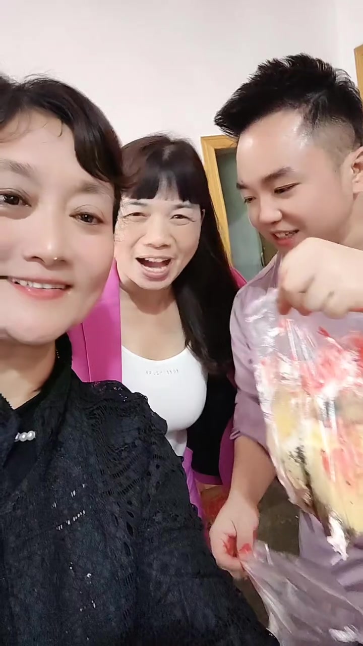 一起分享蛋糕，网红，把最漂亮最好吃的蛋糕给，吃了，看到他们相亲相爱是所有粉丝的期望，向爸爸