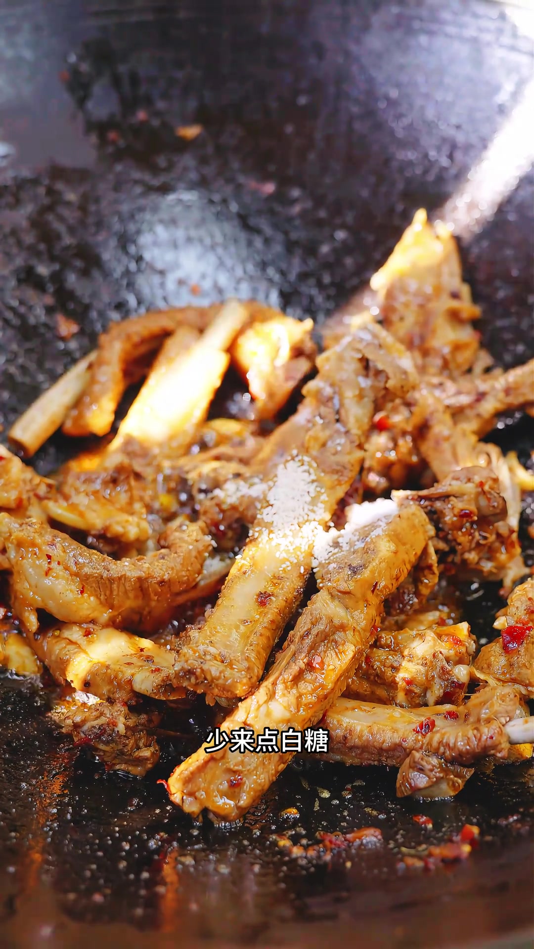 排骨要手拿起吃才过瘾，肉嫩多汁，连骨头都要句两口