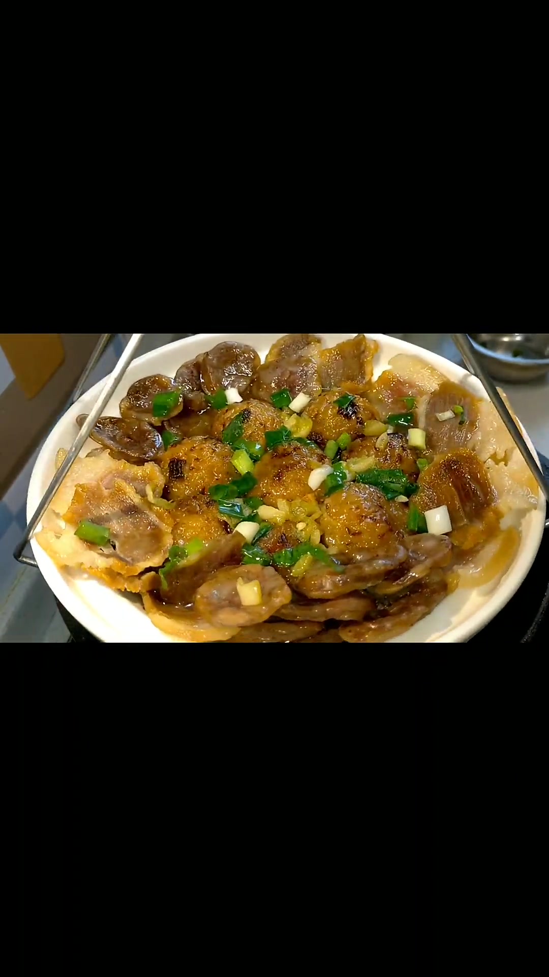 家常腊味合蒸，炸过的糯米圆子，蒸着吃起来香香糯糯，旁边再蒸点咸拼，味道就绝了！