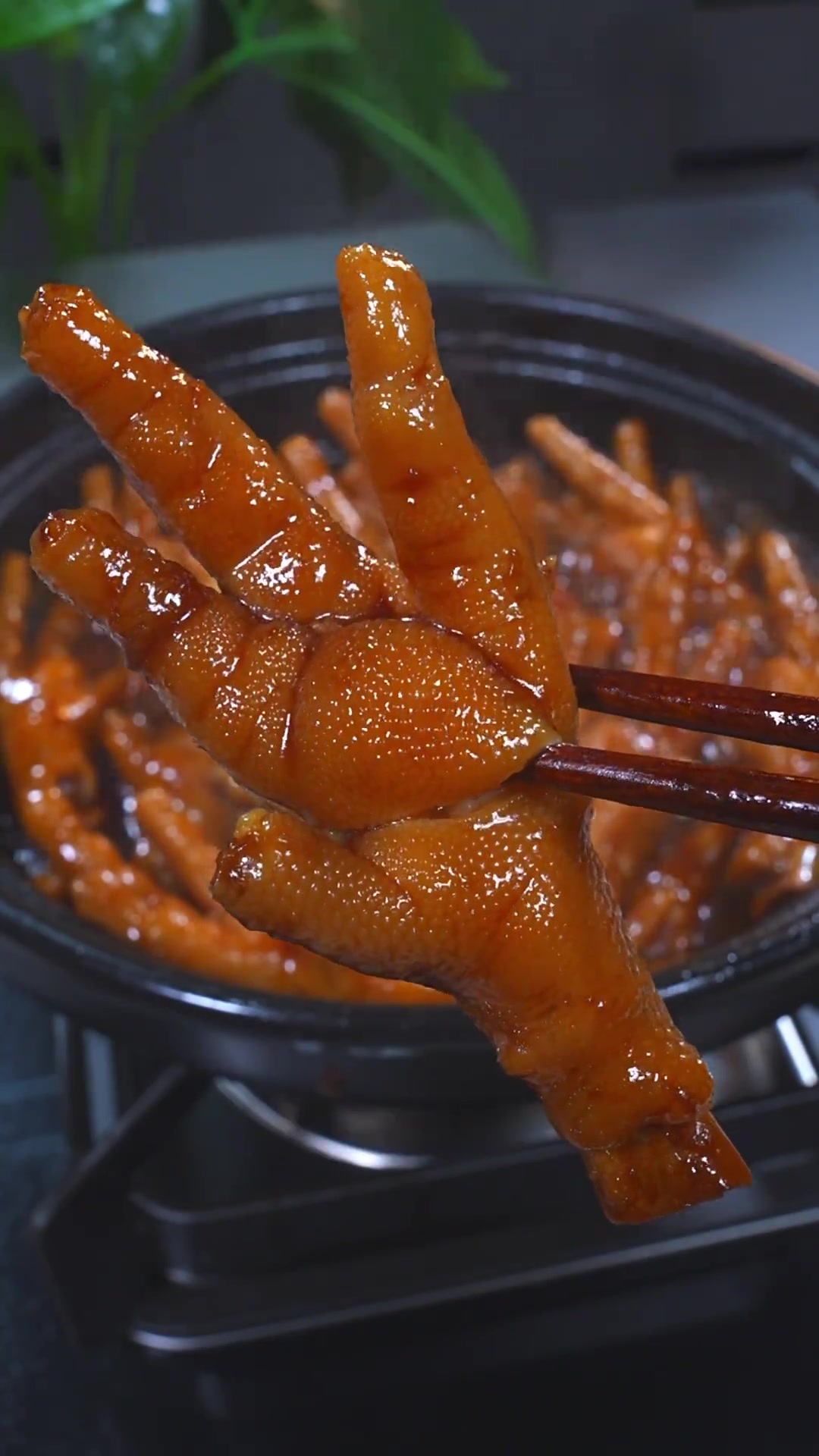 广式茶餐厅桌桌必点的爆汁鸡脚，软糯鲜香，超正啊！