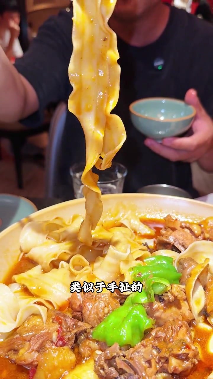 在上海工作日能坐满的餐厅,味道都不差吧,在商场找了一家新疆菜,价格适中,一大份大盘鸡只要8