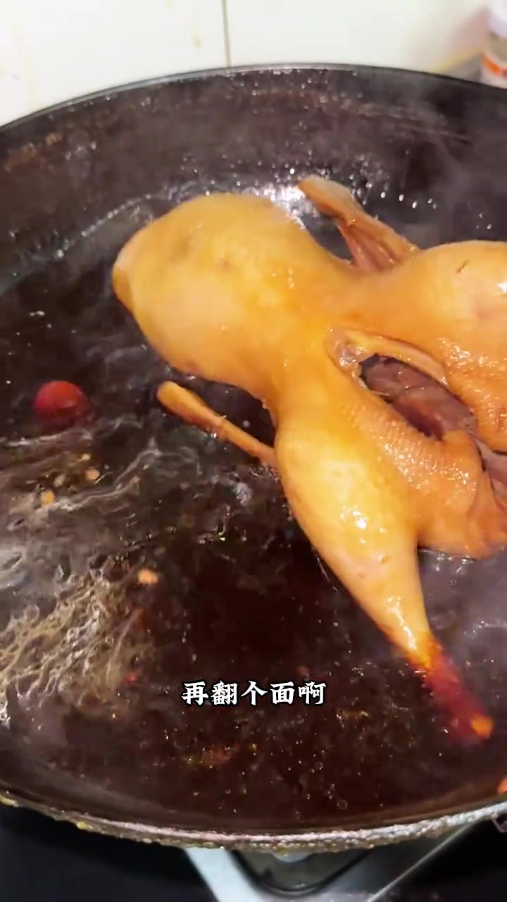 马上中秋了,做一个经典的冷菜:本帮卤酱鸭,吃起来咸叽叽、甜咪咪、香喷喷,我做的做法不过油,