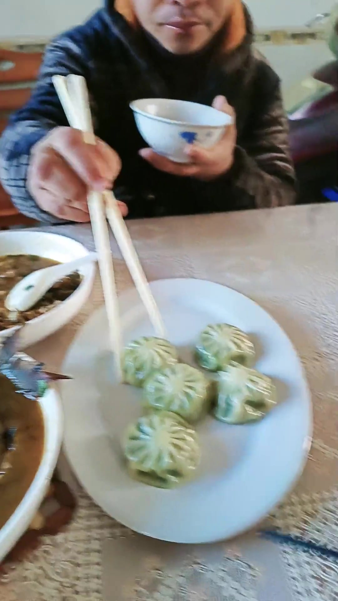 今日早餐：米告采子粥配上小笼包子真的太好吃了
