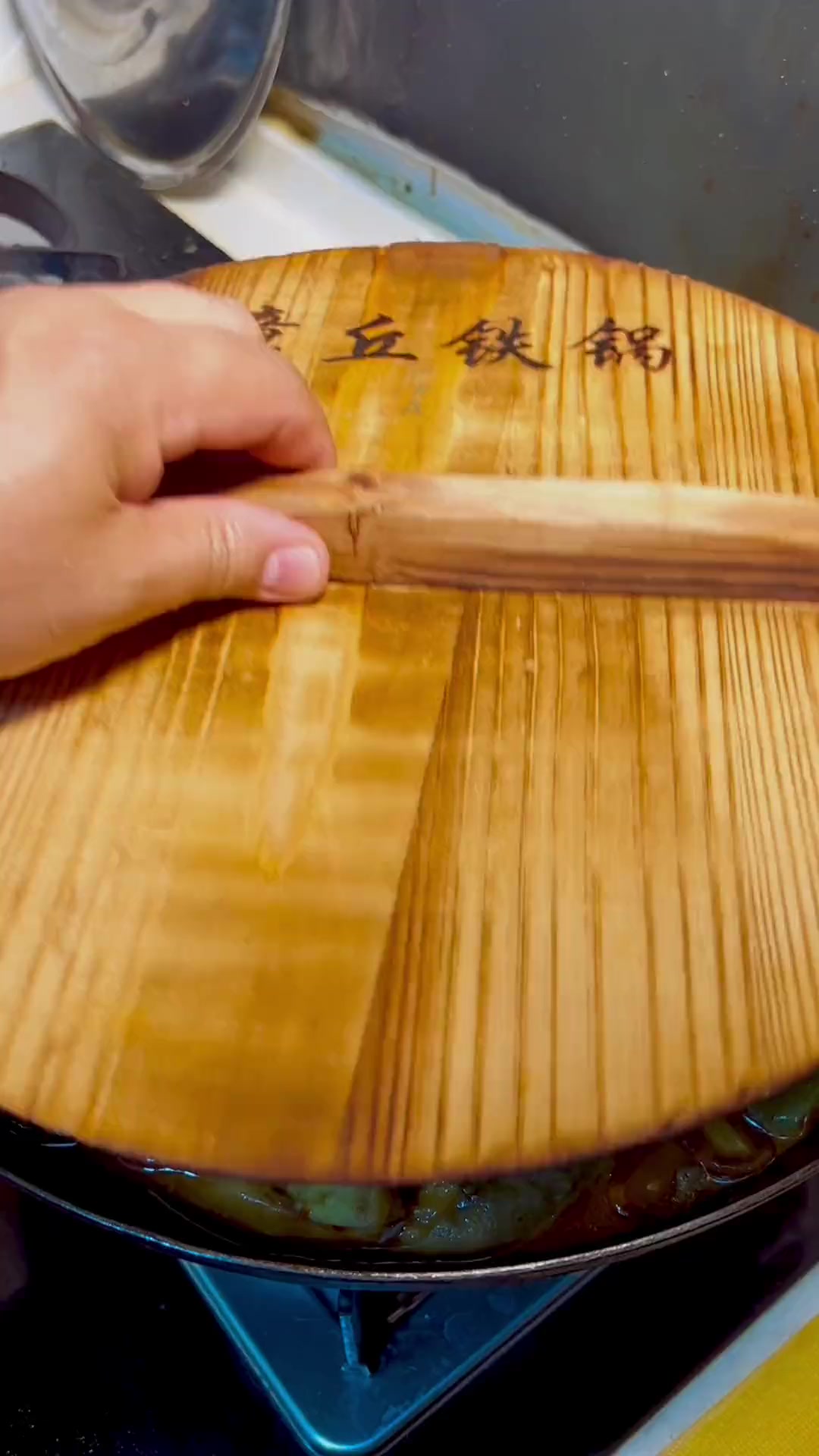东北铁锅炖鱼教程，二米饭配它绝了！快试试！