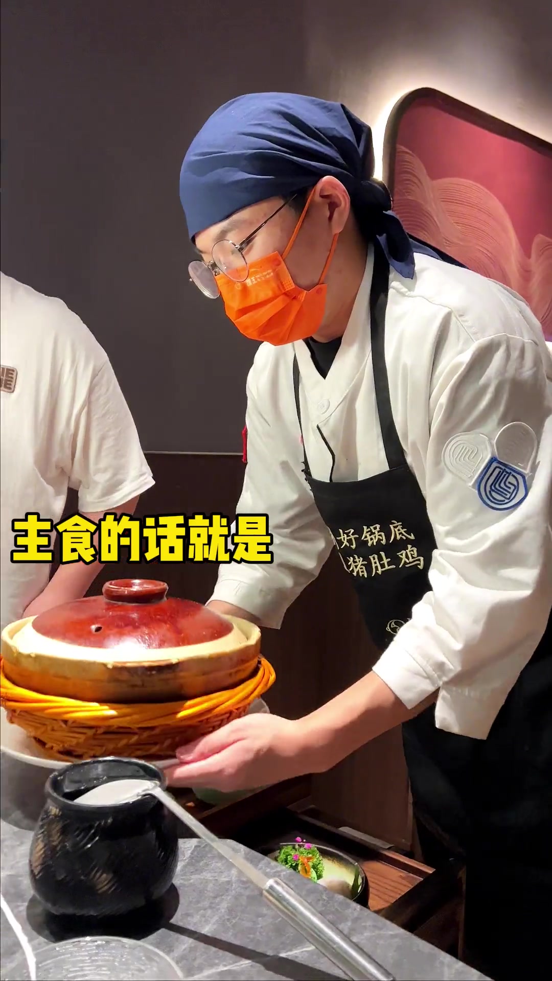 猪肚鸡火锅里面，这一家应该是差不多做到了天花板！环境装修像极了足浴店，猪肚汤能喝3碗