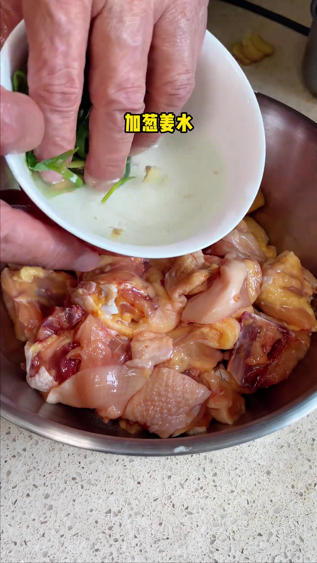 云南名菜汽锅鸡,吃的就是原汁原味营养丰富!