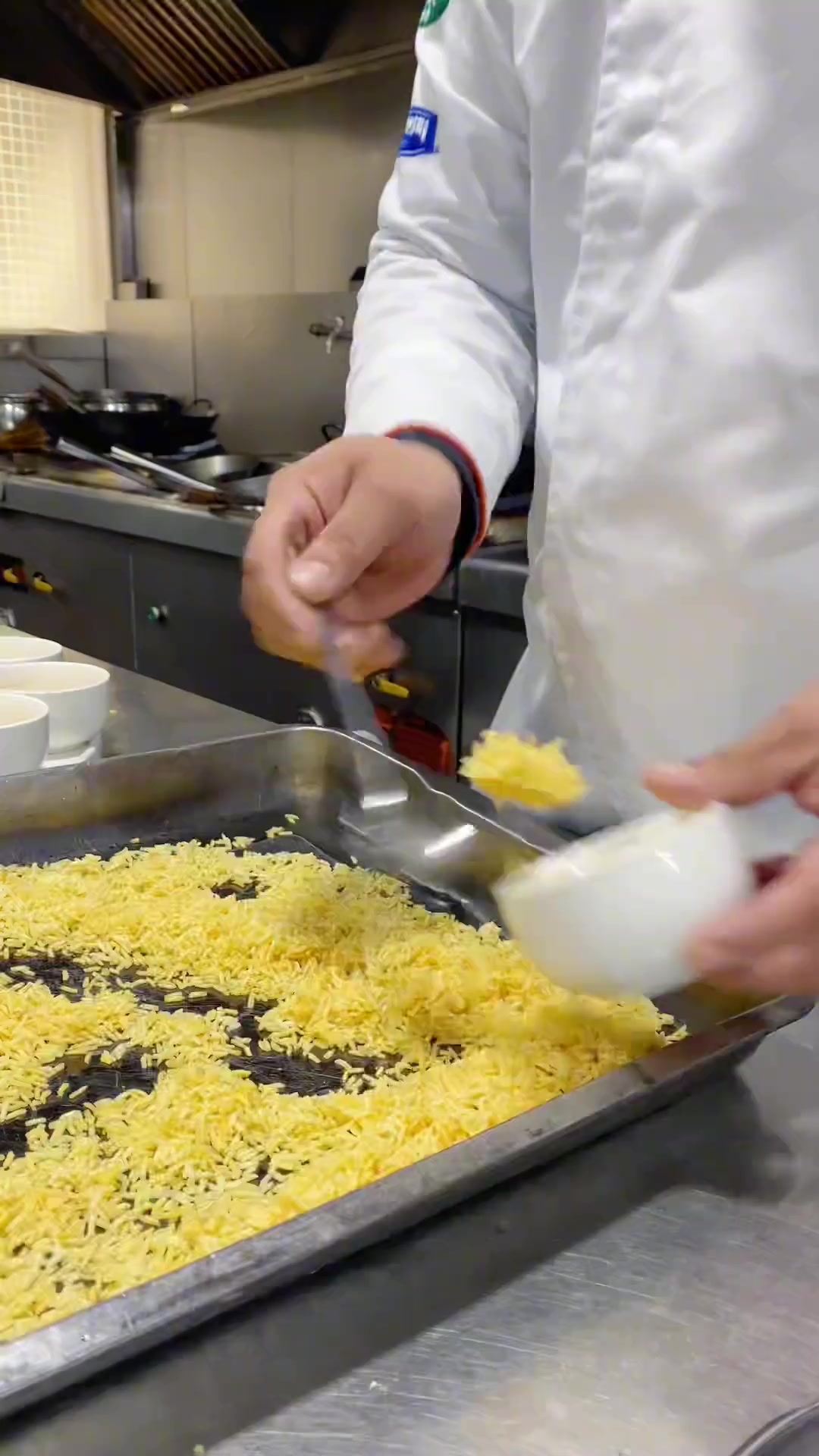 夜阑风静欲归时，惟有一江明月碧琉璃