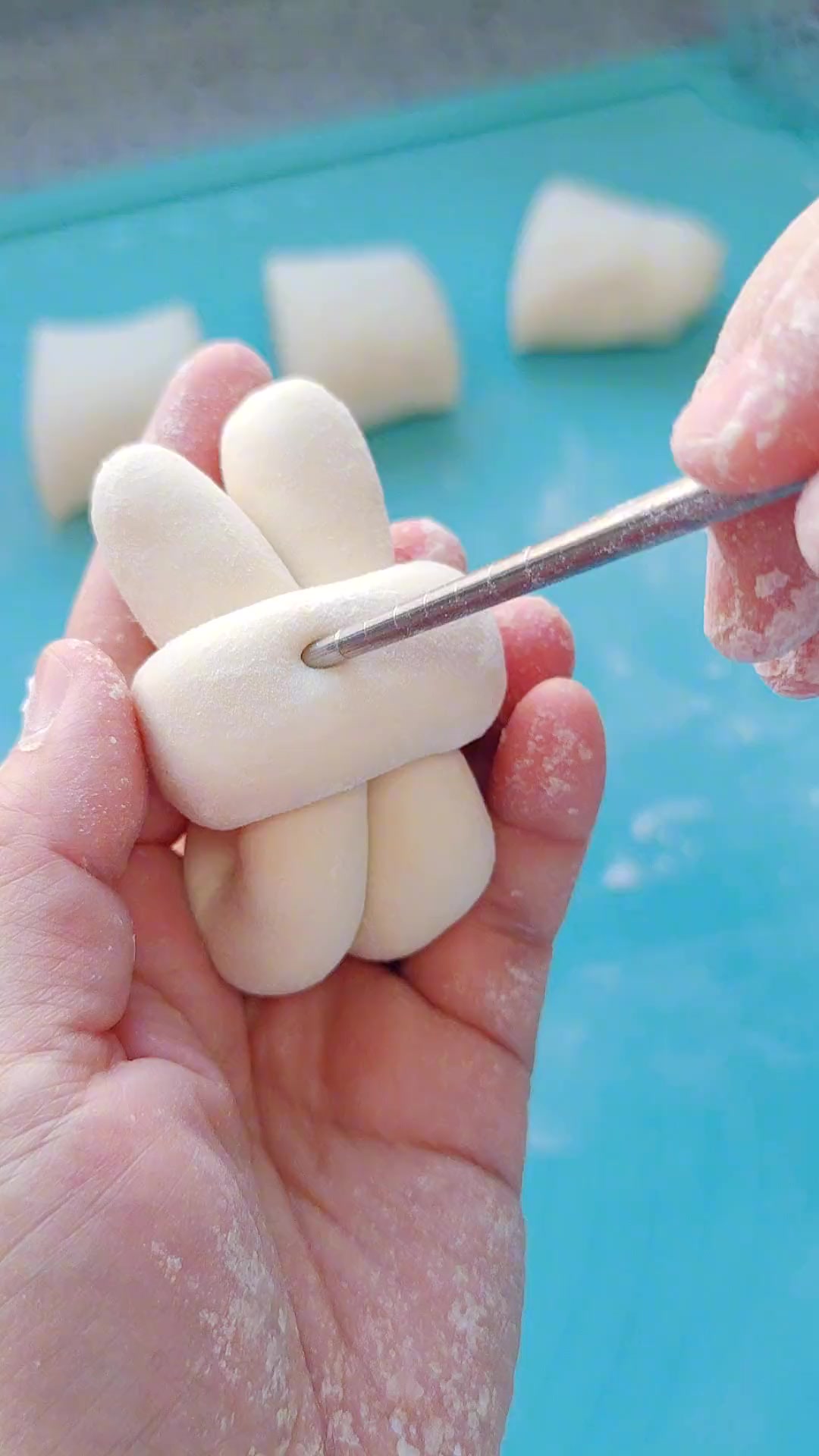 小白兔馒头的详细做法今年是我的本命年,手再笨都要做个小兔子馒头