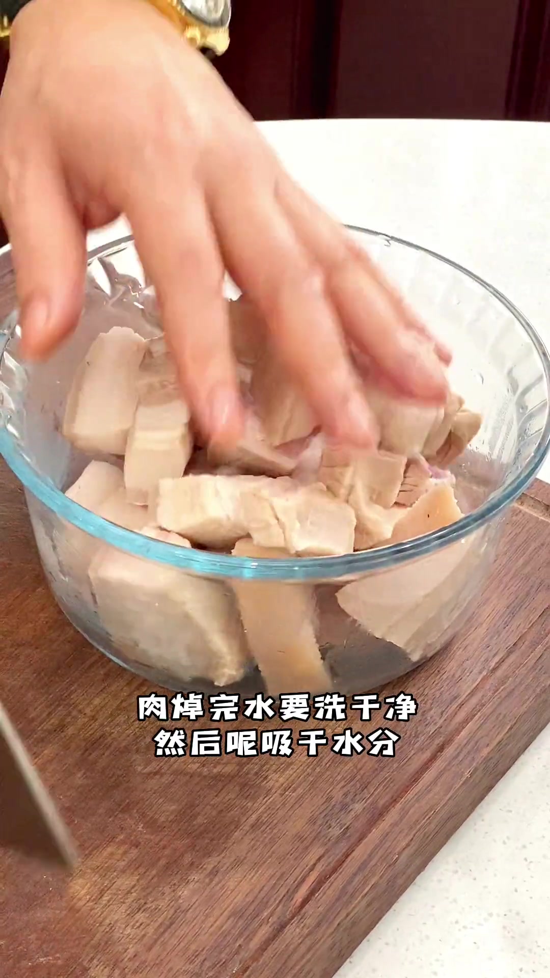 这样做的红烧肉虎皮蛋，肉软糯，鸡蛋吸满汤汁超好吃