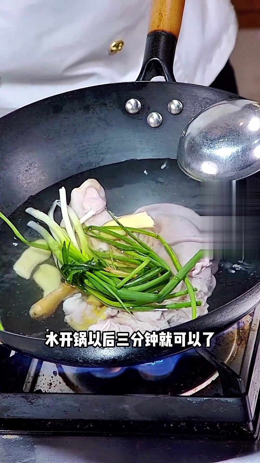 星级大厨教你秋冬营养美味的客家胡椒猪肚鸡做法