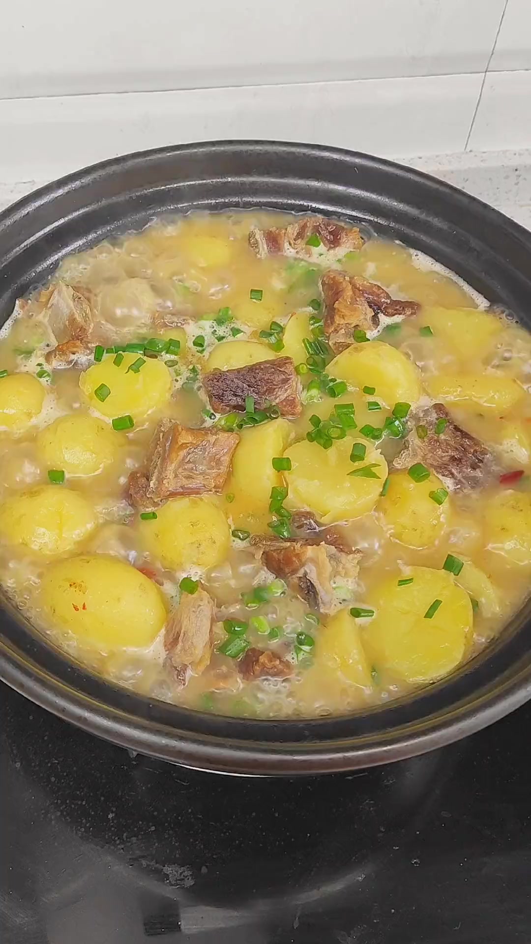 腊排骨炖天门小土豆,不光排骨土豆好吃,连汤拌饭吃了三碗