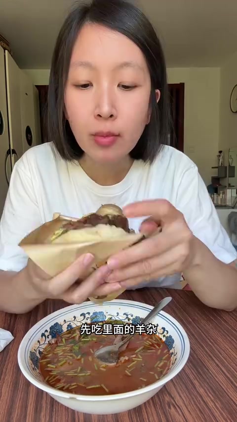 牛肉烧饼,羊汤,美味早餐选择
