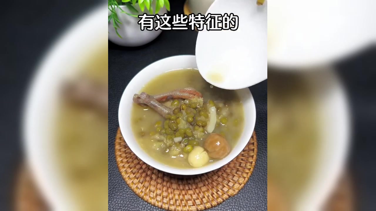 土茯苓绿豆鸽子汤，家里人很喜欢喝的一道汤，快滴煲来饮啦