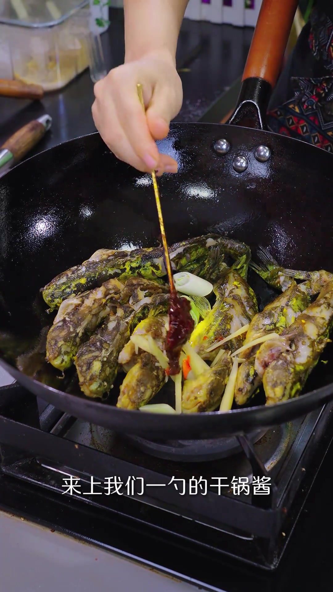干锅黄骨鱼,嫂子做的美味家常菜,简单易学又好吃