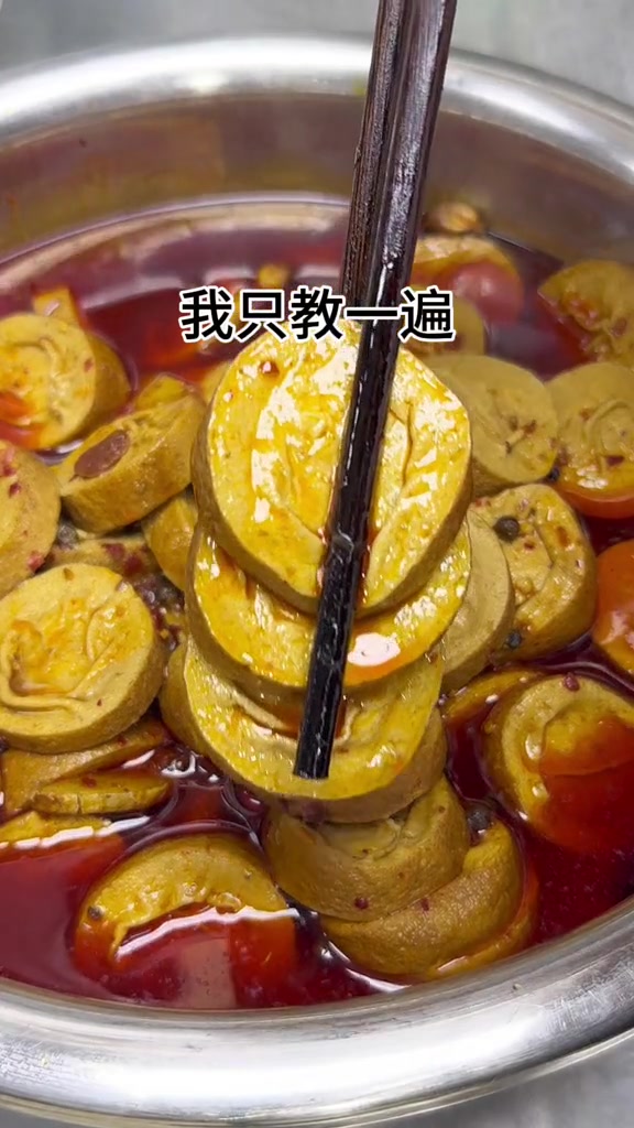 小吃店特色麻辣卤素鸡，麻辣鲜香又入味！