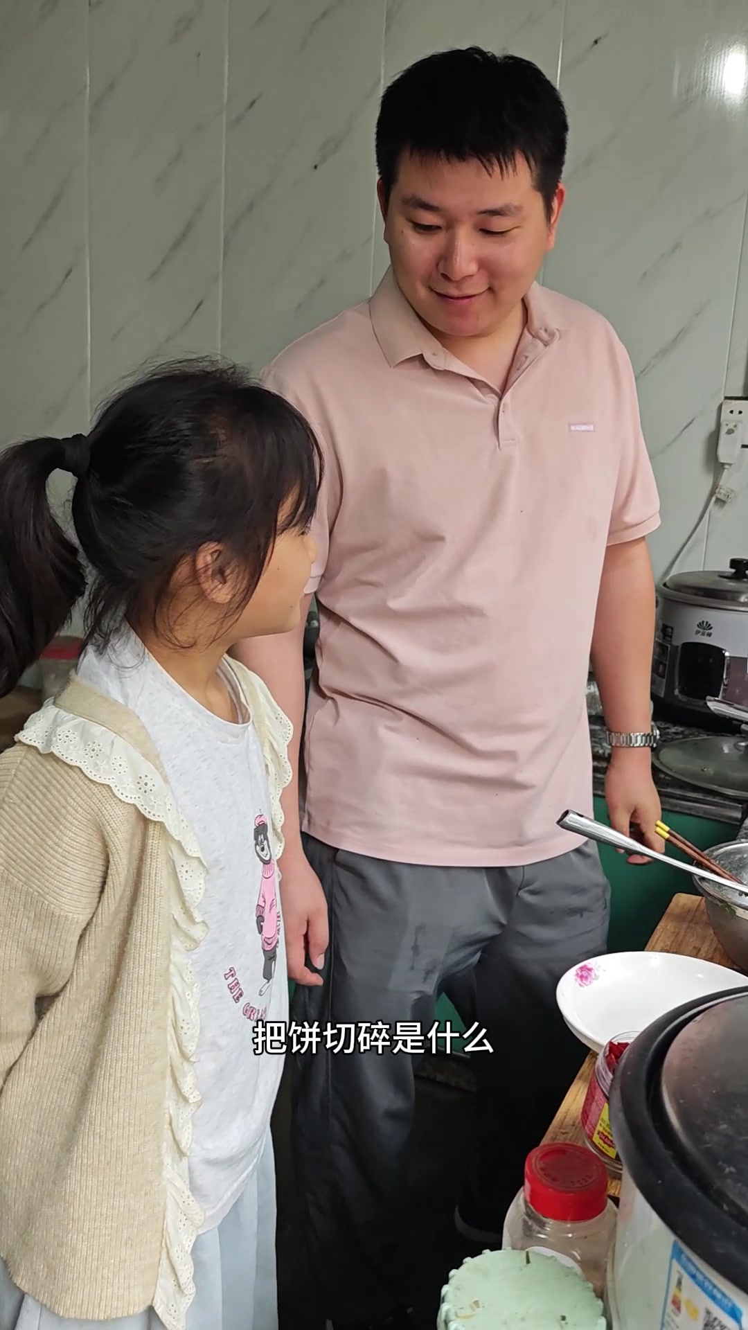 姑姑和堂妹都来了,妹夫自己下厨做了一桌菜,姑姑:会多了不好