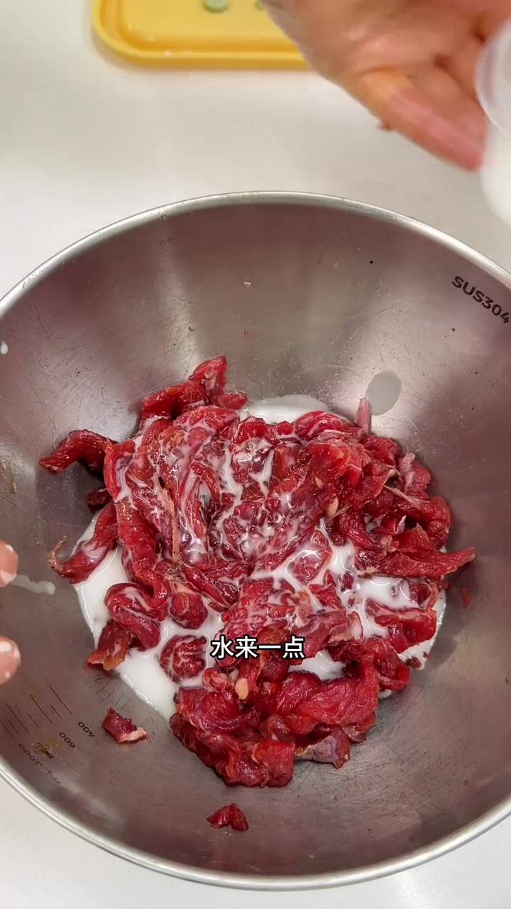 郭先生和公公回老家了!周末就我们娘仨,10分钟就能搞定的「榨菜肉丝面」吃的超香超满足!真是