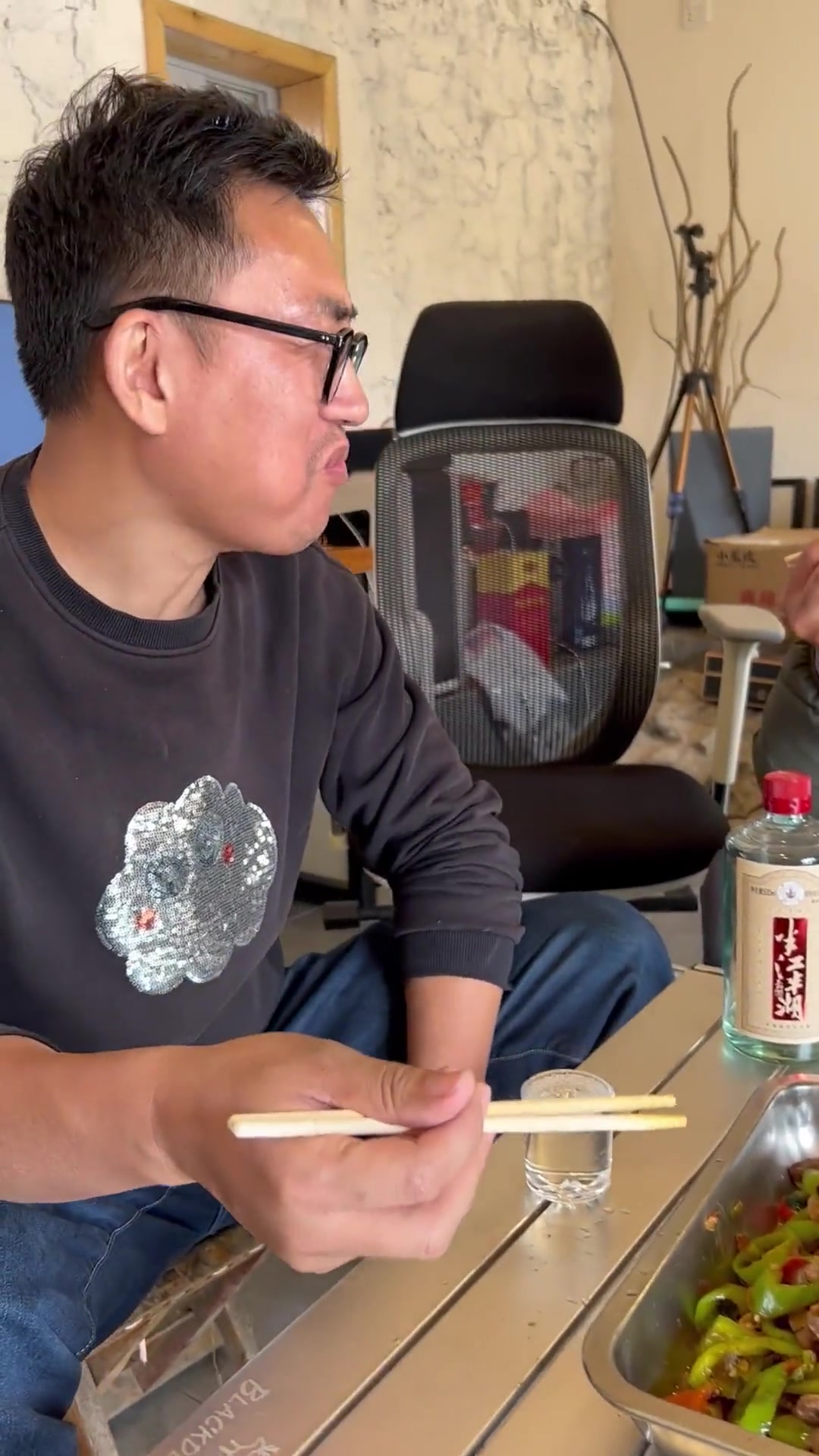 爆炒杂碎,鸡胗鸡心鸡肠,一顿绝美的饕餮盛宴,再喝两口,别提有多美了~