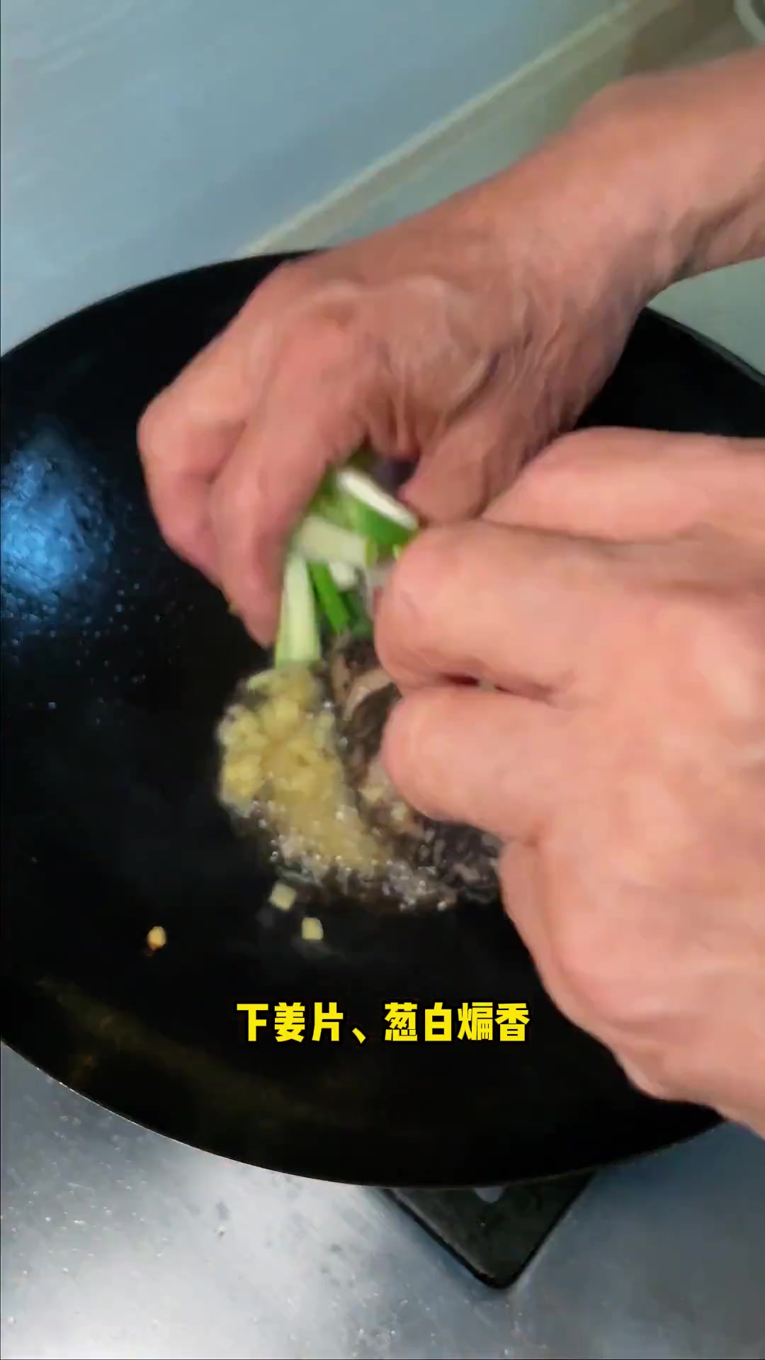红烧鲫鱼烧萝卜,做法简单鲜香入味,吃萝卜的季节到了你也试试