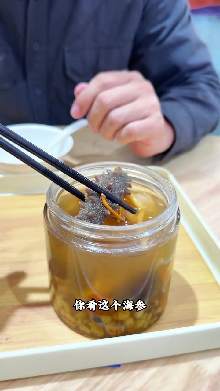 养足5年的活海参,现捞现处理现炖,第一次见,以前吃的都是泡发的海鲜,没想到鲜炖的海鲜,一点