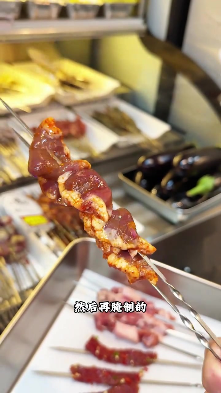 在古北热闹的仙霞路找到一家地摊烧烤,食材自选,价格只分2块和4块一串,食材很新鲜,牛羊肉都