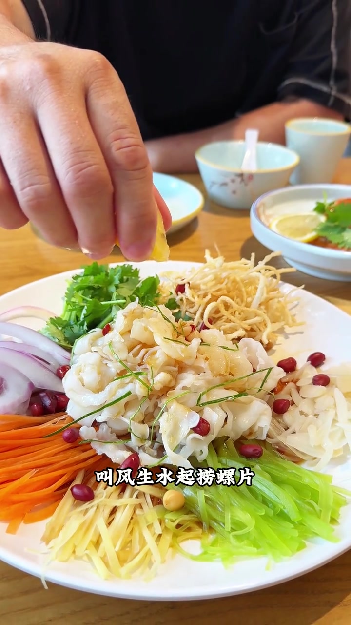 在颛桥的一家潮广大排档,人均五六十,菜基本没有超过50块钱的,捞螺片牛杂煲,卤猪头肉、湿炒