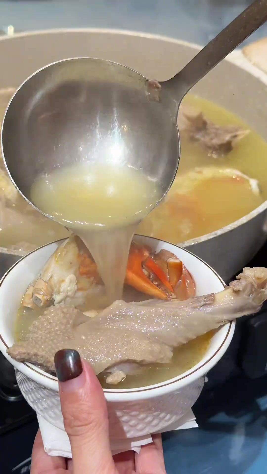 来晋江鱼头王吃正宗浮桥面线米粉芡，再点上一份千岛湖鱼头和红鲟番鸭汤招待我的朋友