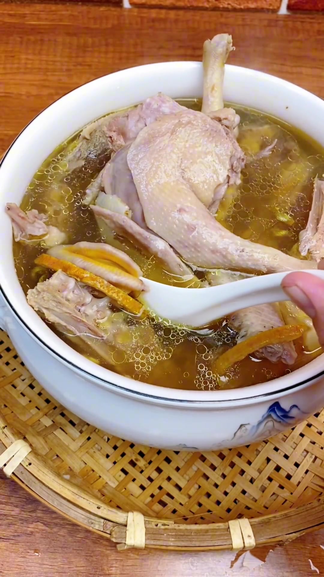 夏天怎么能少得了水鸭汤，水鸭炖石斛带给大家